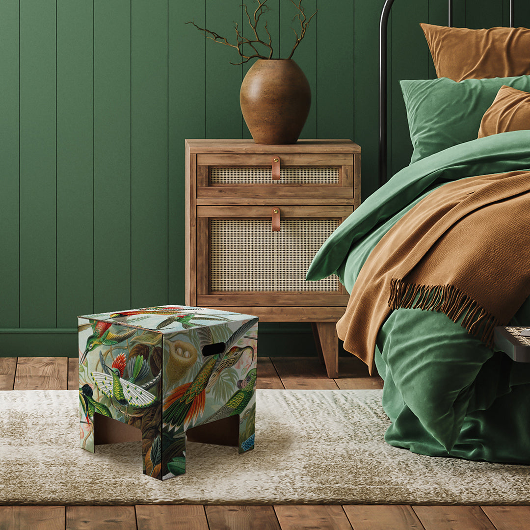 Nachtkastje met een bedrukking van tropische planten en kleurrijke kolibries.
