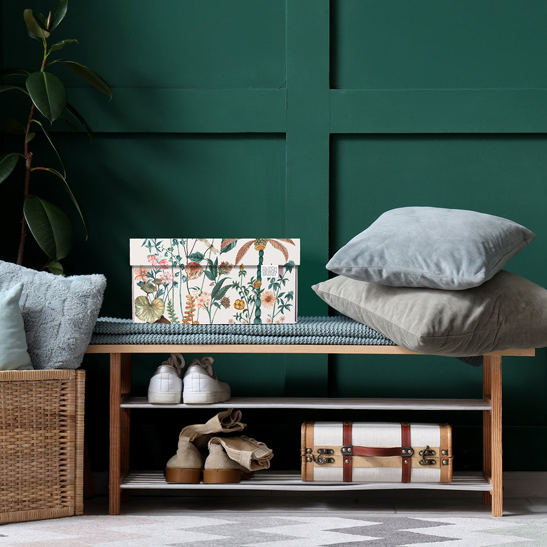 Decoratieve bewaardoos met botanisch dessin van Dutch Design Brand op een houten bankje.