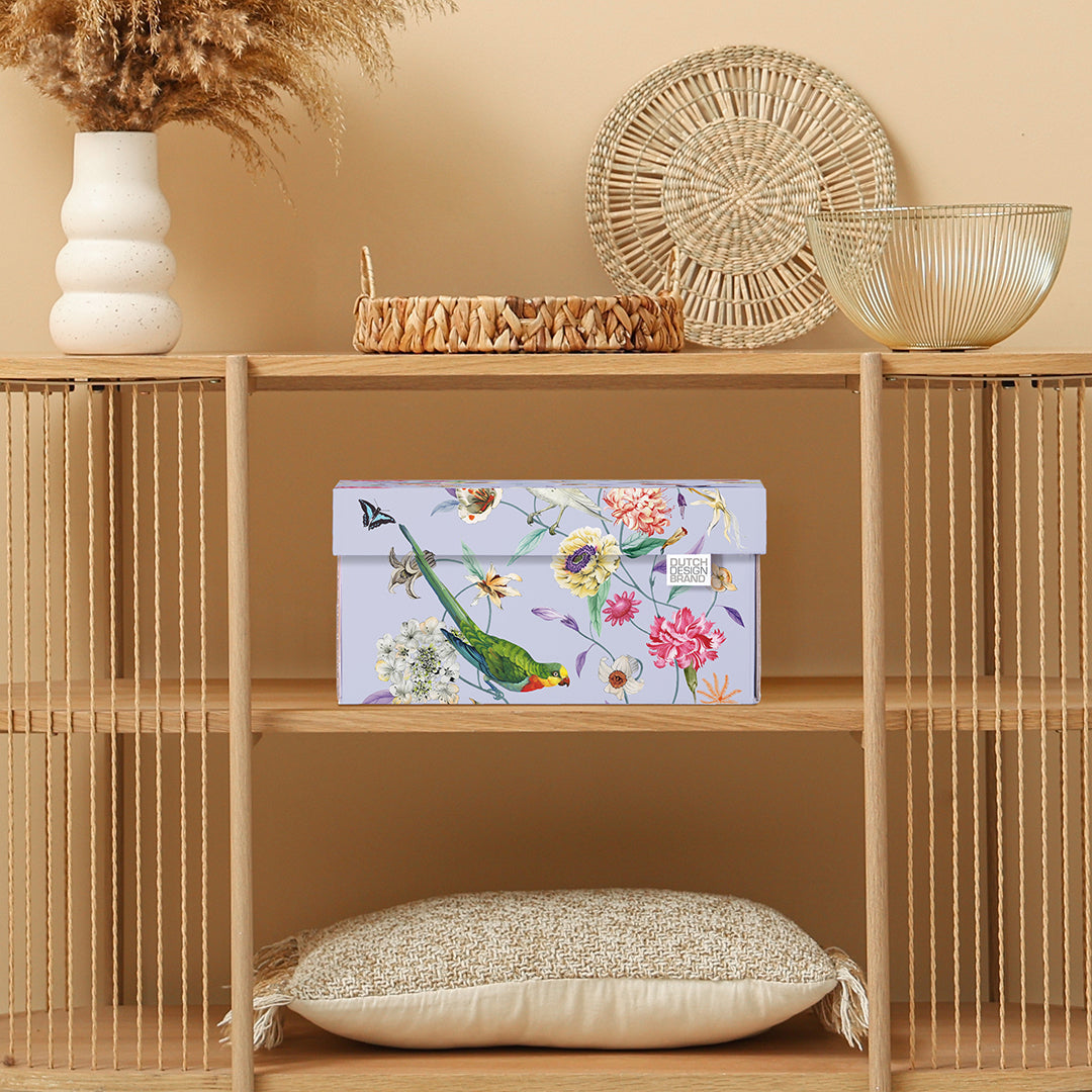 Decoratieve, lila opbergdoos met kleurrijke print van vogels, bloemen en vlinders.