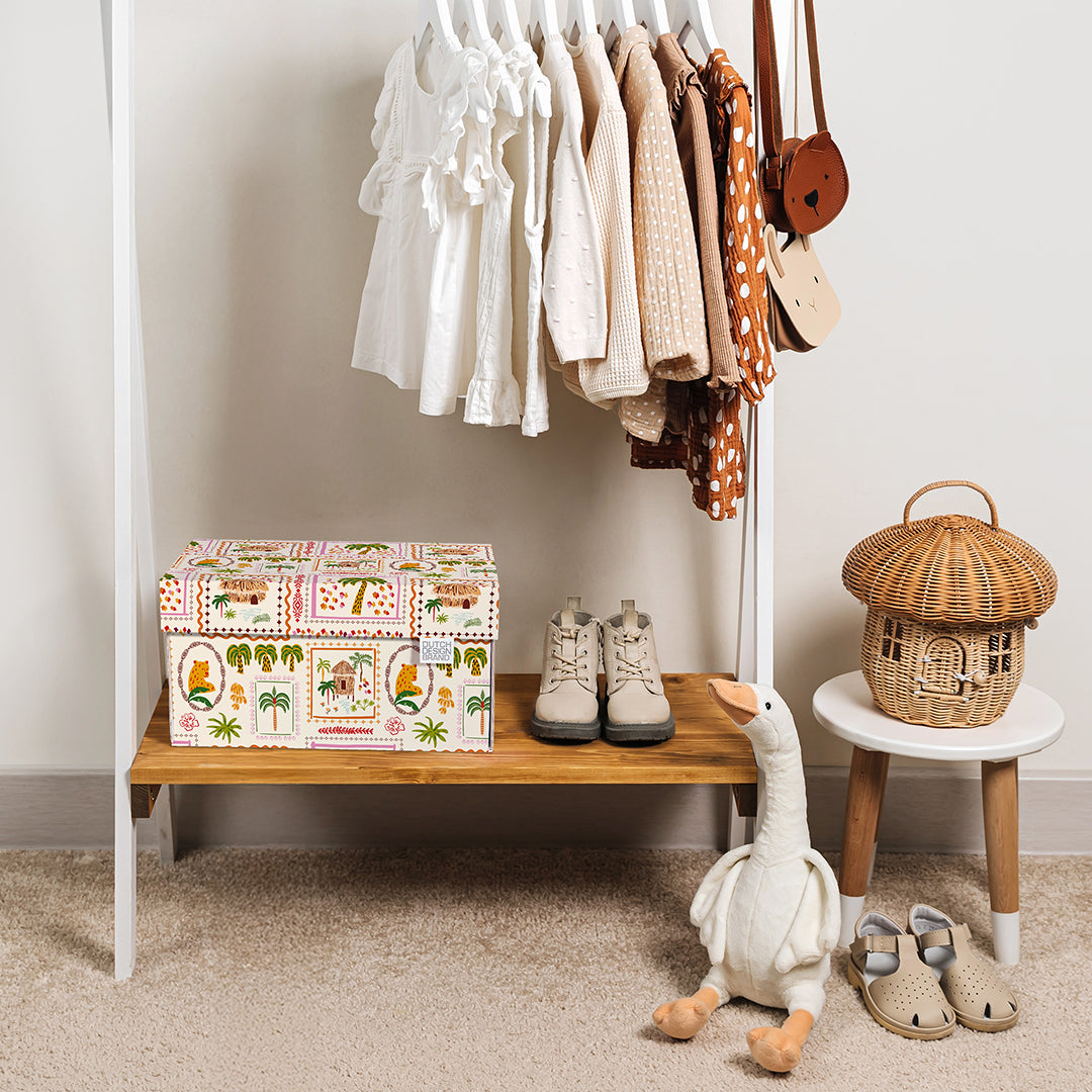 Speelse opbergdoos met palmbomen en huisjes, een vrolijke toevoeging aan de kinderkamer.