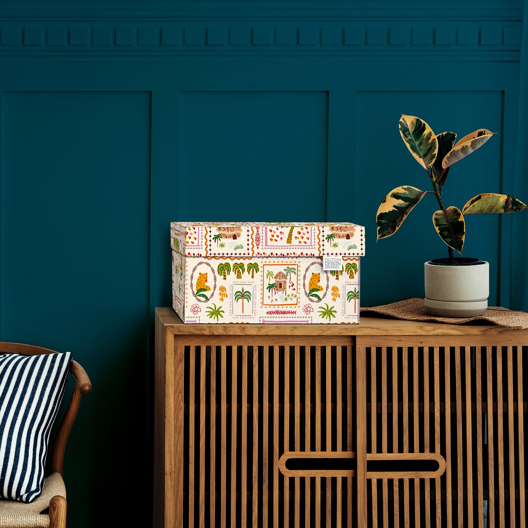 Kleurrijke opbergdoos met tropische palmbomen en huisjes, perfect als decoratie in de woonkamer.