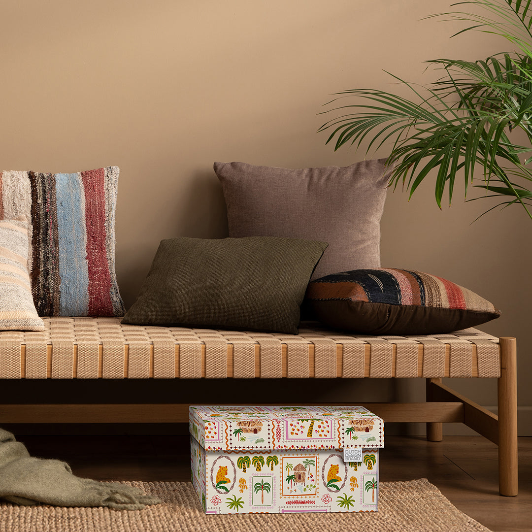 Decoratieve opbergdoos met een tropische bedrukking van palmbomen en rieten huisjes, een kleurrijk accent voor de woonkamer.