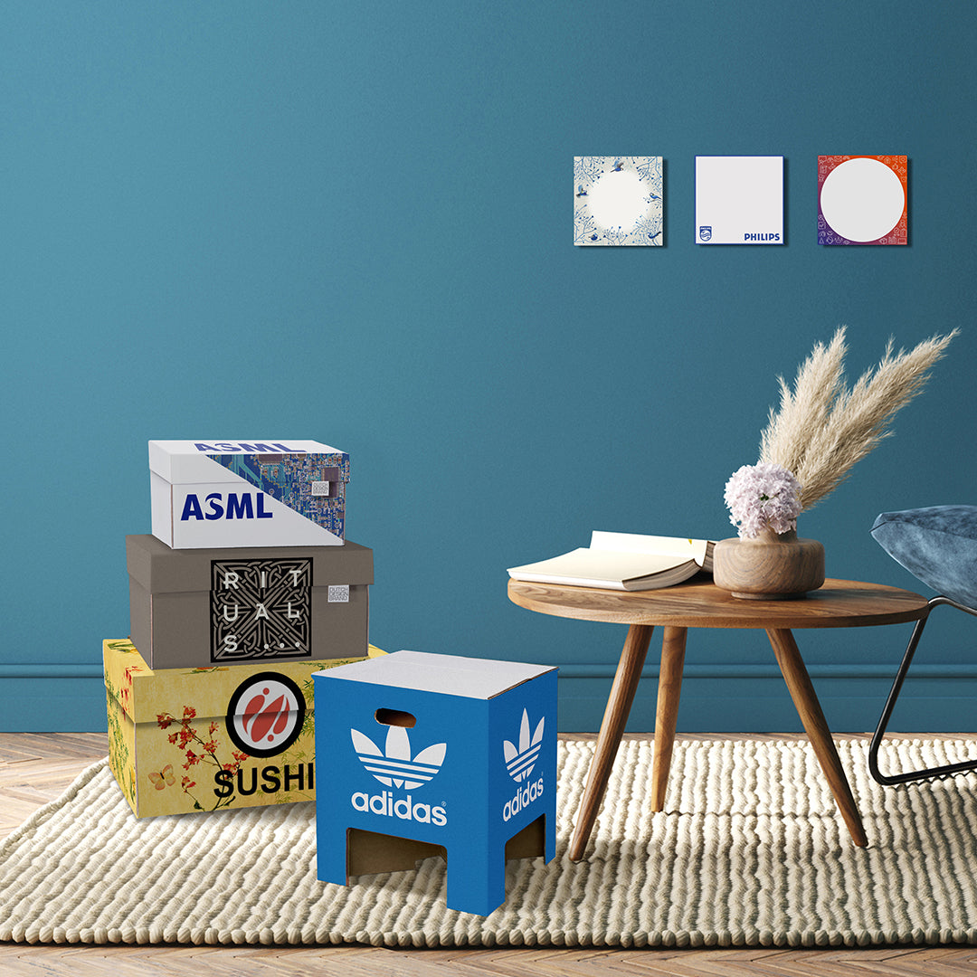 Diverse opbergdozen, mini whiteboards en krukje met een customized bedrukking.